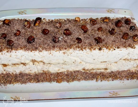 По краям и сверху поливаем семифредо карамелью, посыпаем молотым пралине и тертым шоколадом. Не забываем про целые орешки в карамели, которые выкладываем  сверху.