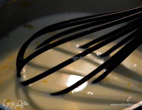 Используем в рецепте молоко whole milk и сливки 10-12% half and half. Взбить яичные желтки с молоком в кастрюльке. Добавить сахар и поставить на средний огонь, помешивать примерно 10 минут. Когда окунете ложку она должна быть окутана мягкой текстурой молочной. Снять с огня.