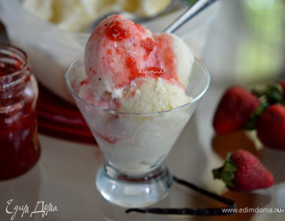 Затем перелить в контейнер с крышкой и в морозильник на 4 часа. Достанем из морозильника, дать постоять 5 мин. при комнатной температуре. Выкладываем шариками в формочки. Поливаем клубнично-ванильным джемом http://www.edimdoma.ru/retsepty/75594-klubnichno-vanilnyy-dzhem
