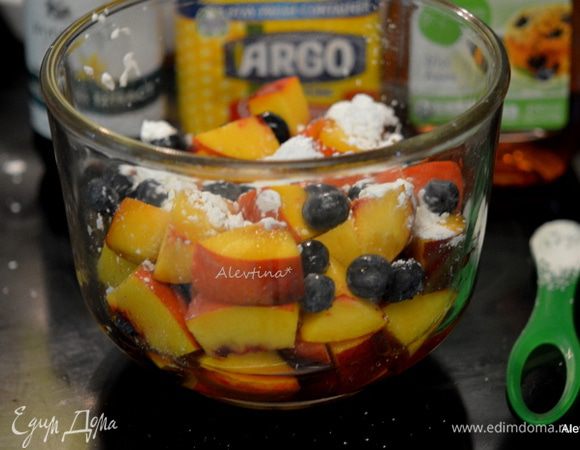 Разогреть духовку до 210 гр. Персики помыть и нарезать кубиками. Добавить ягоды мытые, крахмал, ванильный экстракт, сироп агавы или можно заменить на мед.