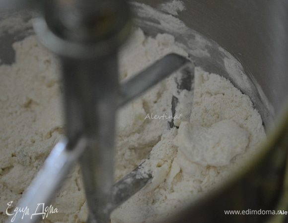 Приготовим биксвит. Смешать муку, разрыхлитель, соль, сахар, ваниль со стручка в кухонном комбайне или процессоре насадка ножи или весло. Затем добавить сливочное холодное масло кусочками. Взбивать до крупной крошки.