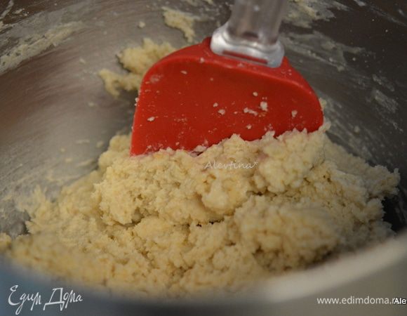 Добавить молоко. Перемешать вручную лопаткой до соединения ингредиентов только. Тесто будет комковатым.