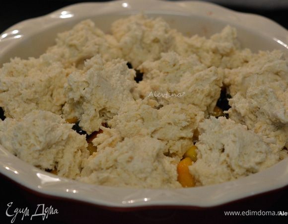 Выложить небольшими лепешками поверх фруктовой смеси. Посыпать сверху сахаром. Выпекать 25-30 минут. Или до золотистого цвета. 