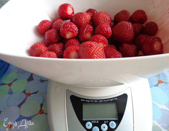 Клубнику почистить и взвесить.