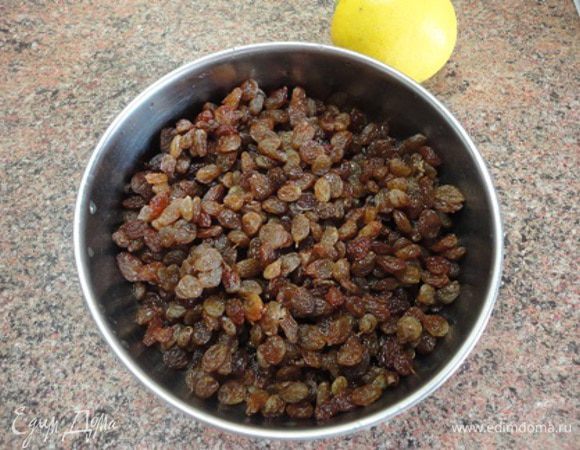 Изюм промыть. При необходимости перебрать.