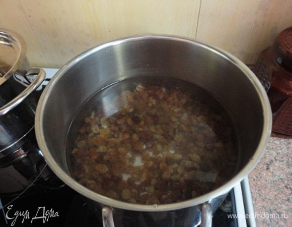 Залить холодной водой, довести до кипения и варить на медленном огне 30 минут.