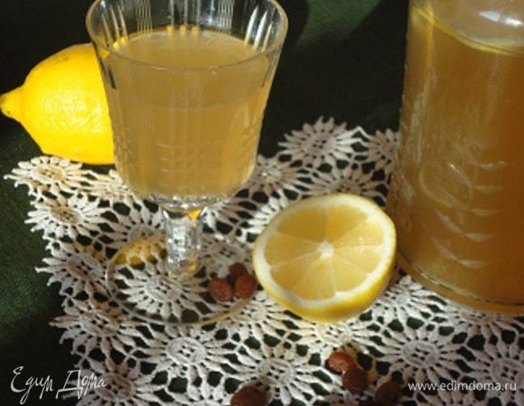 Остывший напиток процедить, отжать изюм. Влить сок половины лимона. Охладить.