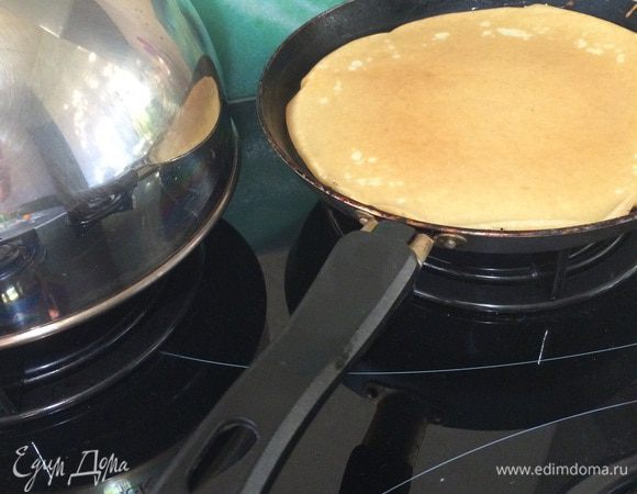Печем блинчики на растительном масле.
