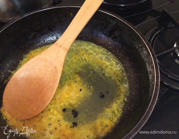 На сковороде слегка томим цедру на сливочном масле, добавляем сок апельсина, 5 ст. л. сахара, семечки ванили. Томим 3 минуты. 