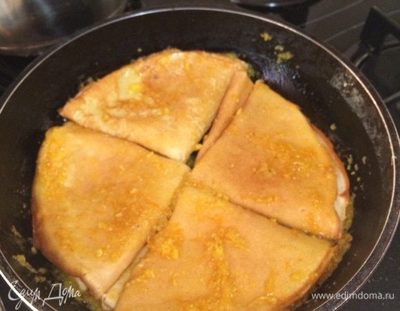 В получившийся сироп перекладываем блинчики, обжаривает 2-3 минуты! Подаем на стол украсив долькой апельсина и стручком ванили! Приятного аппетита!