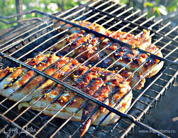 В самом конце жарки смажьте курицу соусом со всех сторон. Для соуса смешайте мед, соевый соус, дижонскую горчицу.