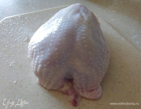 Куриную грудку помыть, затем обязательно снять кожу.
В нарушение технологии я удалять кожу с грудки не стала, т.к. мы, к сожалению, любим эту не самую полезную составляющую пернатых. Как показала практика, кожу все - таки лучше было удалить, потому что хрустящей корочки, которая нам так нравится, не получилось.
