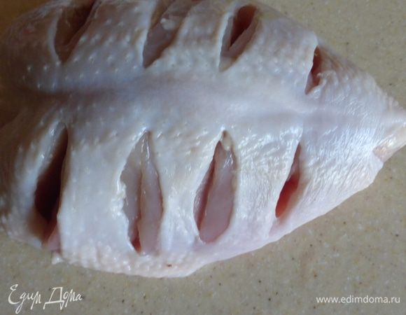 Грудку обсушить и сделать в ней глубокие надрезы.