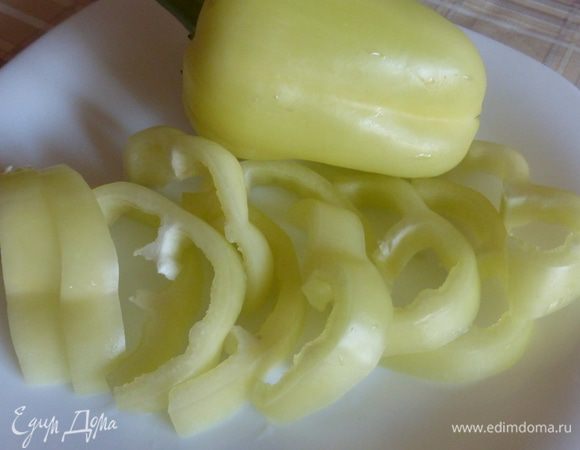 Сладкий болгарский перец (в рецепте красный) надрезать полосками. У меня был зеленый перец, к тому же не очень мясистый. Лучше использовать более мясистые и сочные болгарские перцы.