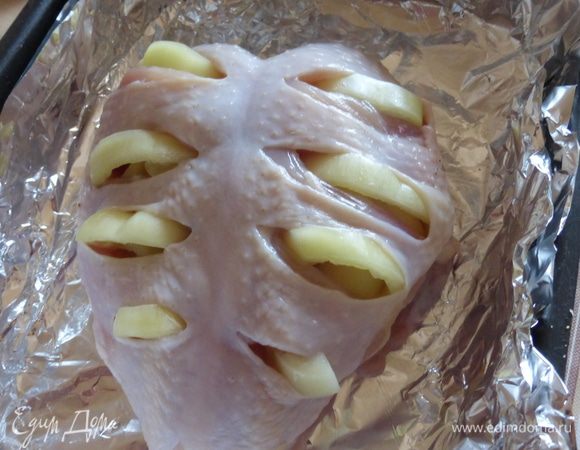 В каждый надрез аккуратно вставить полоску перца.