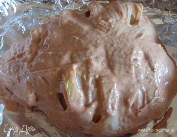 Куриную грудку положить в форму для запекания и смазать соусом.