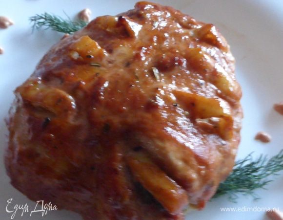 Разогреть духовку до 200 гр. Поместить туда форму с грудкой на 30 минут, не забывая при этом периодически поливать ее образовавшимся соком. Затем уменьшить температуру до 180 градусов и подержать куриную грудку в духовке еще 10-15 минут. В общей сложности грудку надо запекать 40-50 минут, иначе мясо можно пересушить.