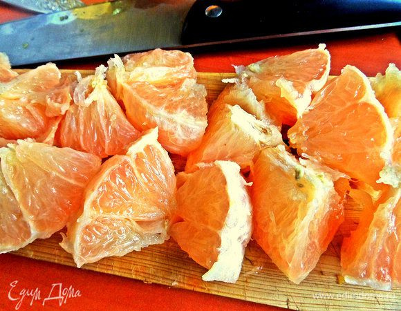 Грейпфрут очистить от корок и нарезать крупно. Желательно подавить немного прямо в кувшине.