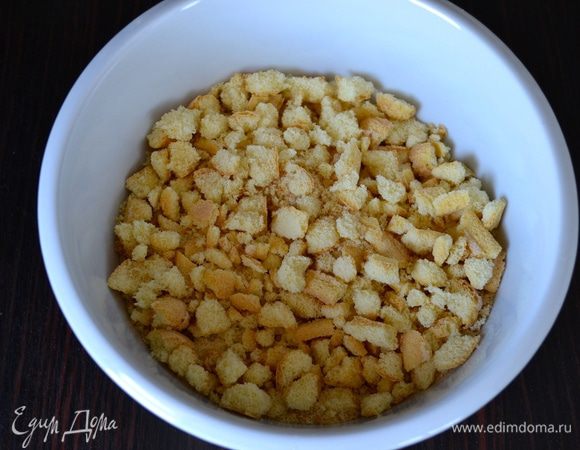 Печенье Савоярди поломать руками на небольшие кусочки. Отставить миску с печеньем в сторону.