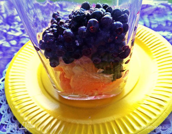 Насыпаем в кувшин грейпфрутовые кусочки, затем промытую чернику (тоже можно слегка подавить).