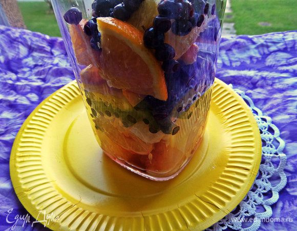 Затем апельсиновые кусочки и чернику, если осталась.