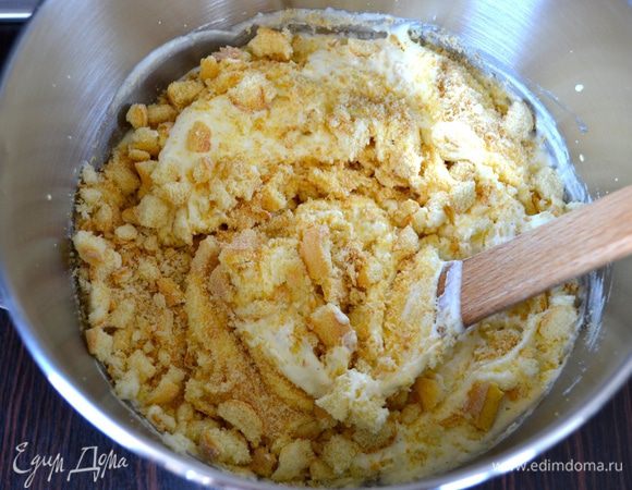Также аккуратно добавить в нее поломанную крошку печенья и перемешать.