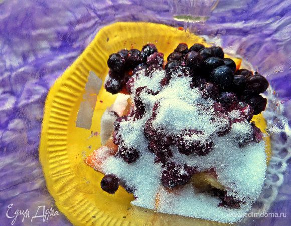 Засыпать мелким сахаром по вкусу.