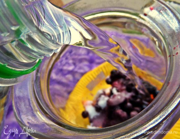 Залить минералкой лёгкой. Если сразу пить,то можно с газами брать воду, а так смысла нет.