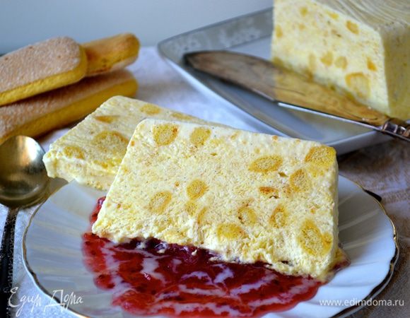 Готовое парфе выложить на сервировочное блюдо, нарезать порционно и подавать сразу же! По рецепту предлагалось выложить кусочки парфе на "соус" из ягодного варенья с добавлением ванильного соуса... )))) Это очень вкусно и нежно! 