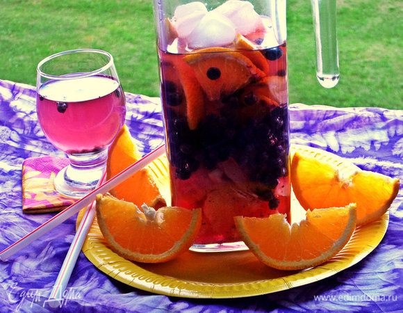 При подаче лимонад встряхнуть. Здесь у меня совсем не настоявшийся напиток, утром был более насыщенный цвет :)