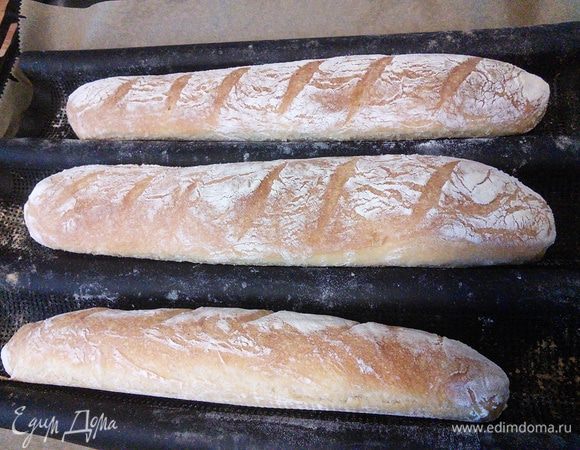 Выпекайте багеты в разогретой до 250°С духовке 25 минут. После того, как вы поместите противень в духовку снизьте температуру до 230°С. При выпечке багетов необходим пар. Спрысните холодной водой горячую духовку в первые 10 минут три раза. 