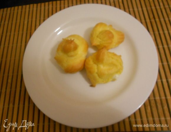 Наполнить эклеры готовым кремом. Украсить карамелью. Можно украсить горячим шоколадом.