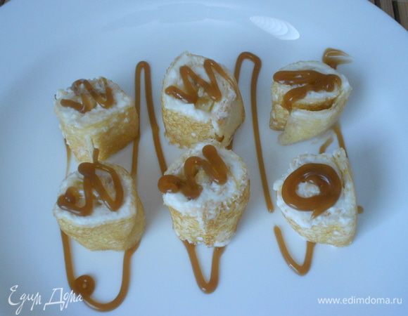 Творожную начинку необходимо равномерно распределить по всему блину. Блинчик свернуть плотным рулетом. Разрезать ровно на 6 частей.
Сервировать, как на фотографии.