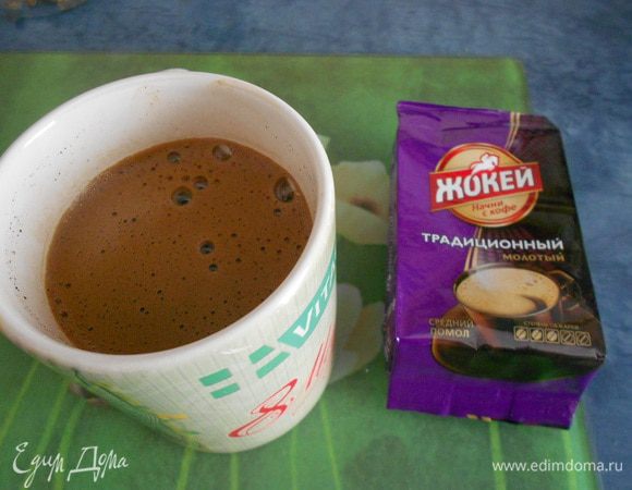 Рецепт запомнить просто. На одну порцию: равное количество йогурта и равное количество воды для кофе, 1 столовая ложка молотого кофе, 1 чайная ложка быстрорастворимого желатина.

Заварить две столовые ложки кофе с двумя столовыми ложками сахара. 
Кофе по вашему вкусу.
