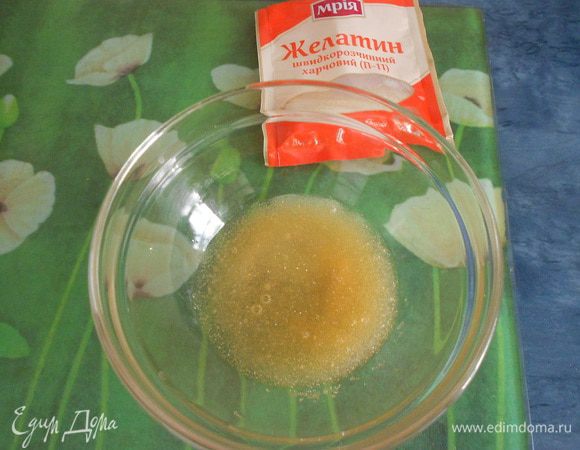 Две чайные ложки желатина растворить в двух столовых ложках воды. 
