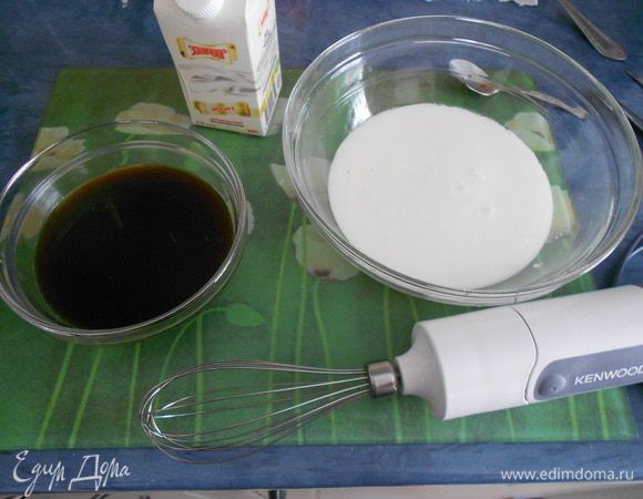 Йогурт, комнатной температуры, перемешать с кофе уже с желатином с помощью блендера, насадка "венчик". 