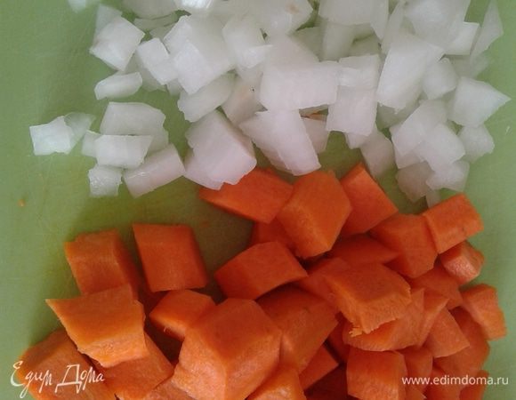 В глубокую сковороду (или как я в казанке)разогрейте оливковое масло и жарьте на нем лук и морковь порезанный  кубиками минут 10.