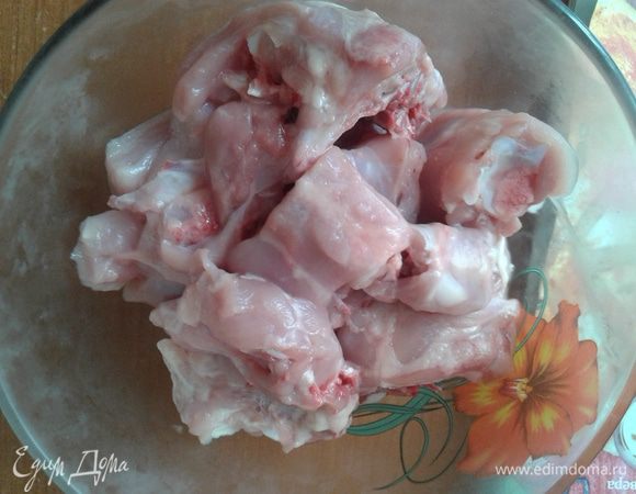 Курицу (у меня половинка) порезать средними кусочками. Помыть и обсушить. Добавить к овощам и обжарить минут 15, переворачивая.