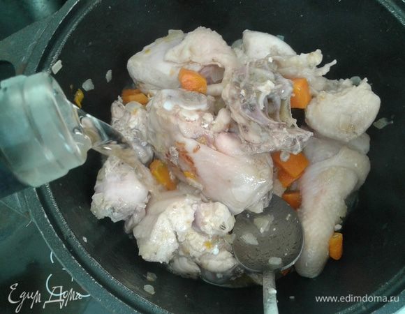 Добавить вино и на большом огне дать ему выпариться. Где-то минут 5-7.