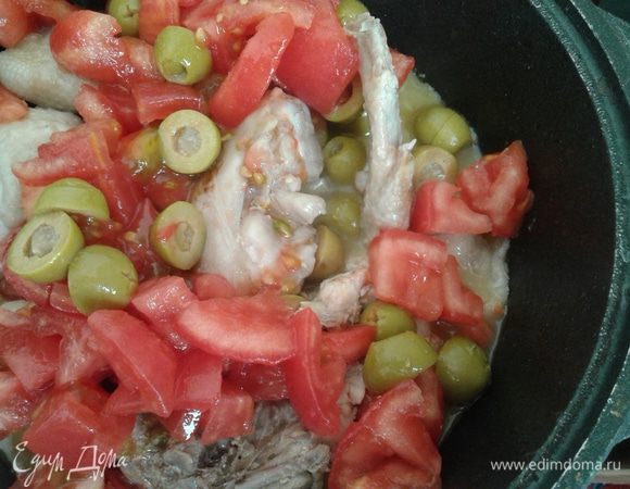 Помидоры ошпарить кипятком, очистить от кожицы и порезать кубиками. Оливки порезать пополам. Добавить все к курице, посолить, добавить  розмарин и тушить на медленном огне  до готовности курочки, помешивая. У меня минут 15-20 ушло.