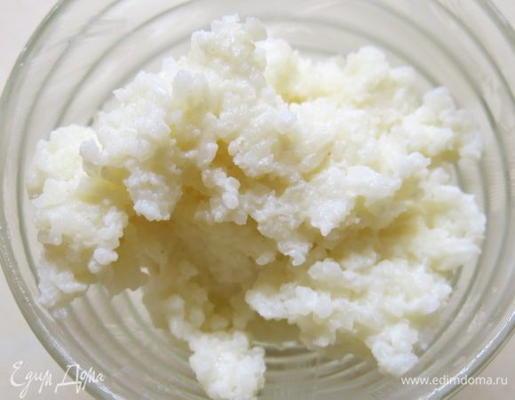 Готовим "снежную" корочку.
Варим вкуснейшую рисовую молочную кашу. Густую. 
Заливаем рис молоком, добавляем сахар, ванильный сахар. 
Лучше варить до состояния лёгкого "аль денте". Когда кашка будет готова, добавляем сливочное масло. Хорошенько перемешав вливаем одну столовую ложку распущенного в молоке желатина (то есть, уже смесь желатин+молоко). Снова перемешиваем. Ждём, пока слегка остынет.