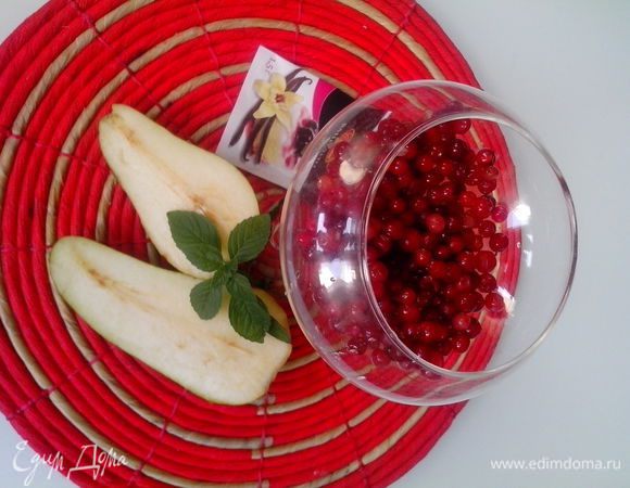 Взять красивые по внешнему виду и твёрдые груши, помыть, разрезать на половинки и достать сердцевинки. Помыть бруснику.