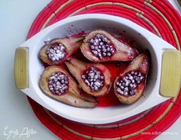 Украсить шариком ванильного мороженого, листочками свежей мяты и стручком ванили