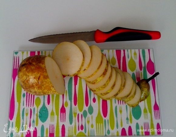 Взять одну грушу, помыть и нарезать тонкими кружками. Выложить на бумагу для выпечки и отправить в духовку при температуре 200С на 15 минут. В результате у вас получатся хрустящие грушевые чипсы.