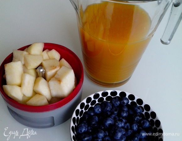 остальные 2 груши почистить и нарезать кубиками. Помыть голубику, налить сок.