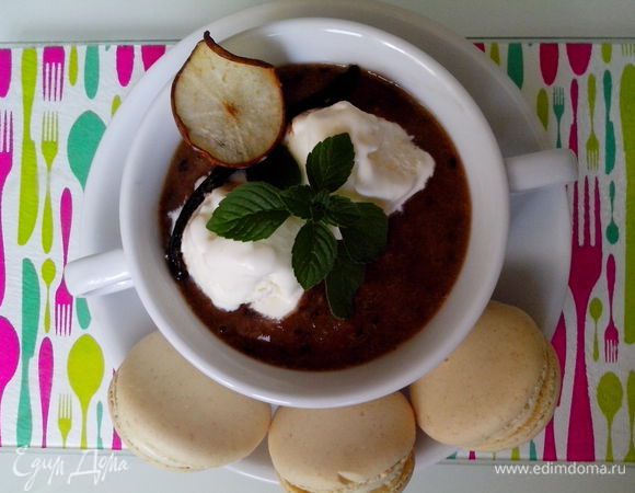 Перелить в порционные тарелки, сверху украсить шариком ванильного мороженого, веточкой мяты. И подавать с хрустящими грушевыми чипсами! 
Приятного аппетита!

К этому летнему десертному супу идеально подойдут ванильные Macarons!