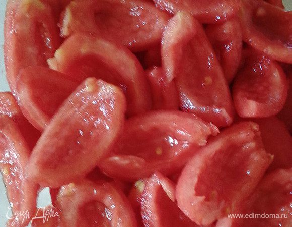 Очищенные плоды порезать на 4 части, очистить от семян и сока, образуя "лепестки".