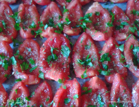 Выложить на пергамент на противень "лепесточки" плотненько друг к другу, посыпать травками, перцем, солью, рубленой петрушкой. Помещаем в духовку при 100°-90 минут режим конвекция. Если такого нет, дверцу духовки оставить приоткрытой.