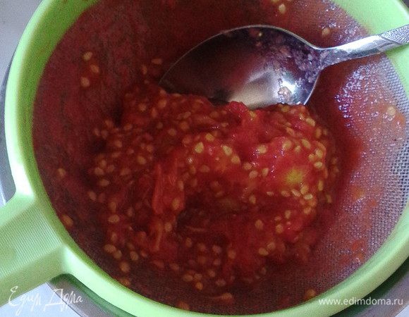 Удаленную мякоть с семенами и соком не выбрасываем, а провариваем 1-2 минутки, пропускаем через сито, а к полученной жидкости добавить 1 ст. л. растительного масла, 1 ч. л. соли, 1 ст. л. сахару и проварить 10 минут . По желанию перец, итальянские травы, давленый зубчик чеснока и в конце 0,5 ч. л. крахмала, разведенного в 1 ст. л. воды для загустения.