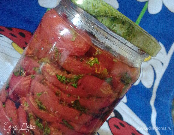 А тем временем подготовим стерилизованую баночку и крышечку. В неё и поместим нашу вкуснятину, поливая слои растительным маслом с давленным чесноком.